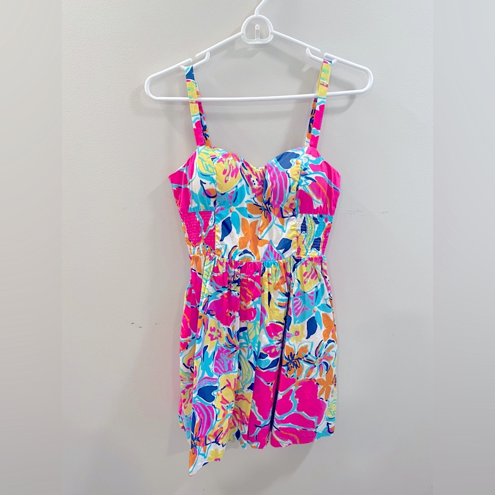 Lilly Pulitzer, size 2, only worn a few times! Pockets and adjustable straps!